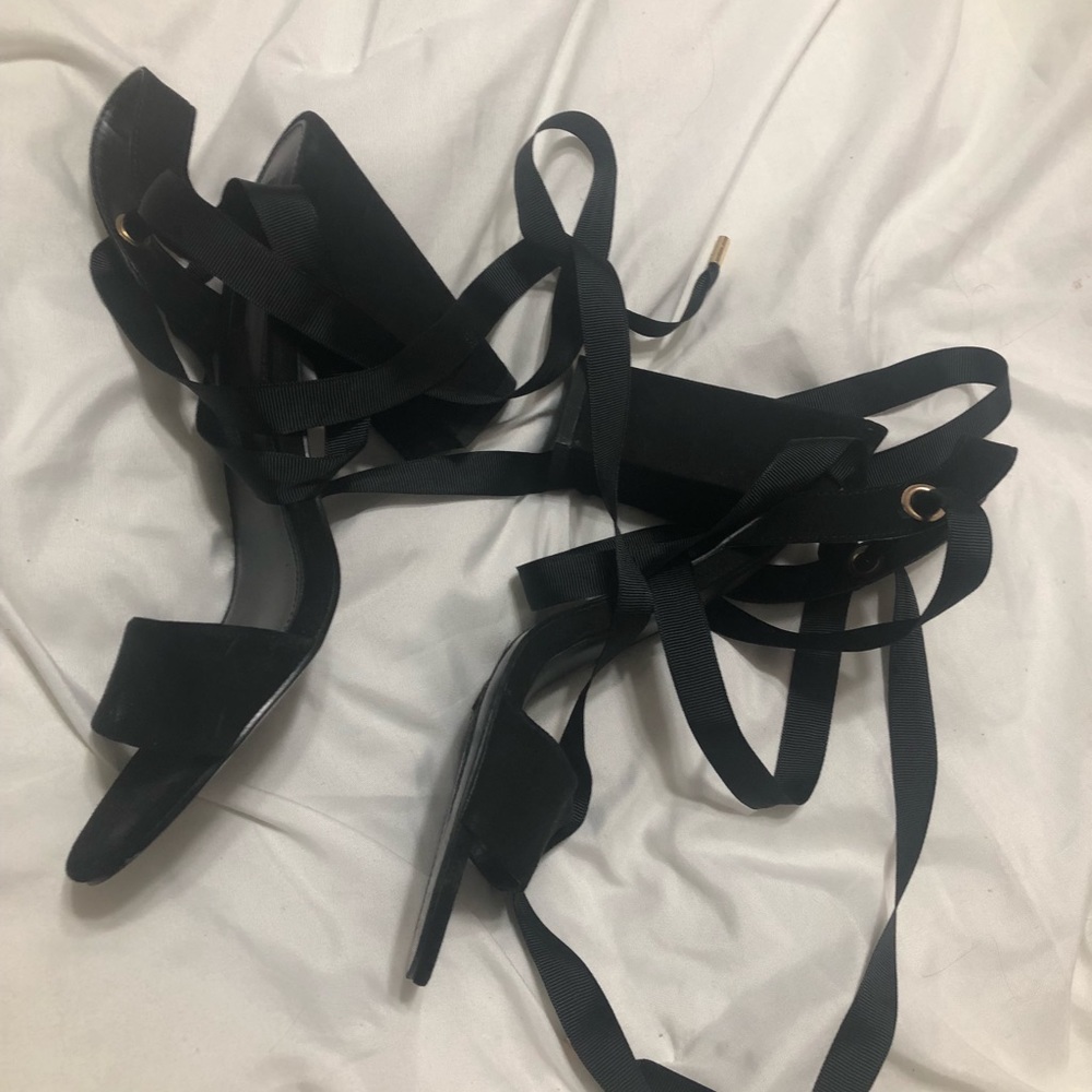 Laces up black heels 😉